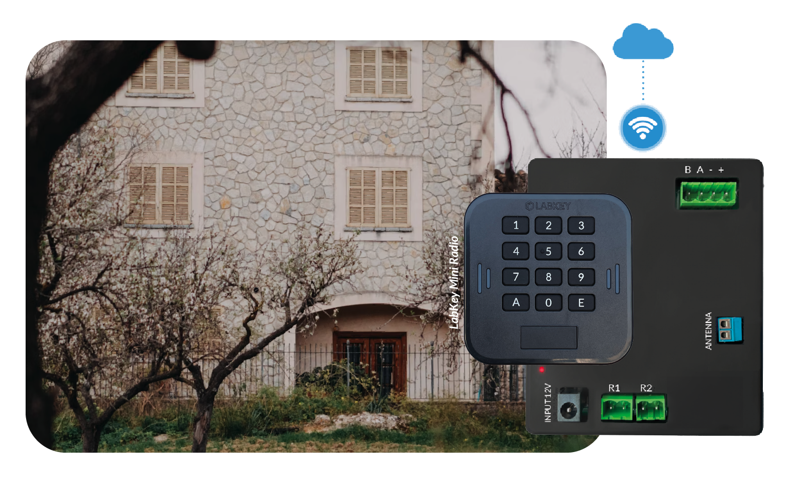 una-sala-conferenze-con-una-scrivania-e-una-parete-di-finestre-che-dice-l-ufficio