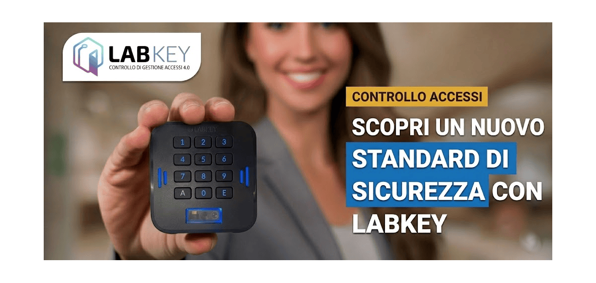 Tastiera LabKey per il controllo accessi aziendale smart sorretta in primo piano da una giovane donna