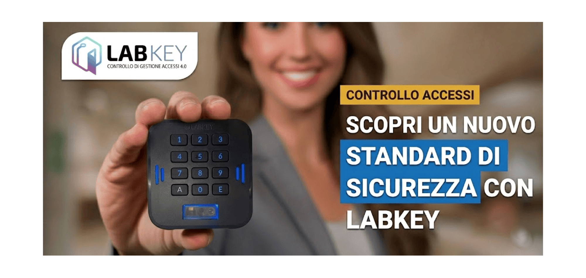 Tastiera LabKey per il controllo accessi aziendale smart sorretta in primo piano da una giovane donna