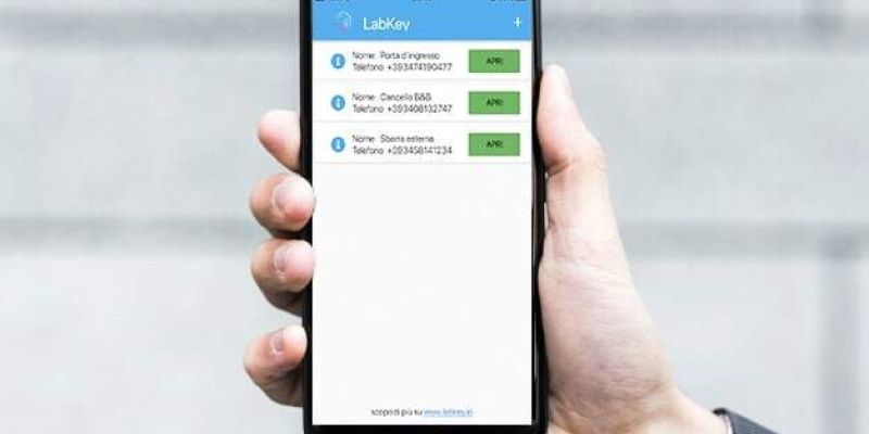 la-mano-di-un-uomo-d-affari-che-mostra-lo-schermo-di-visualizzazione-bianco-di-uno-smartphone-contro-il-contesto-vago_23-2148041454