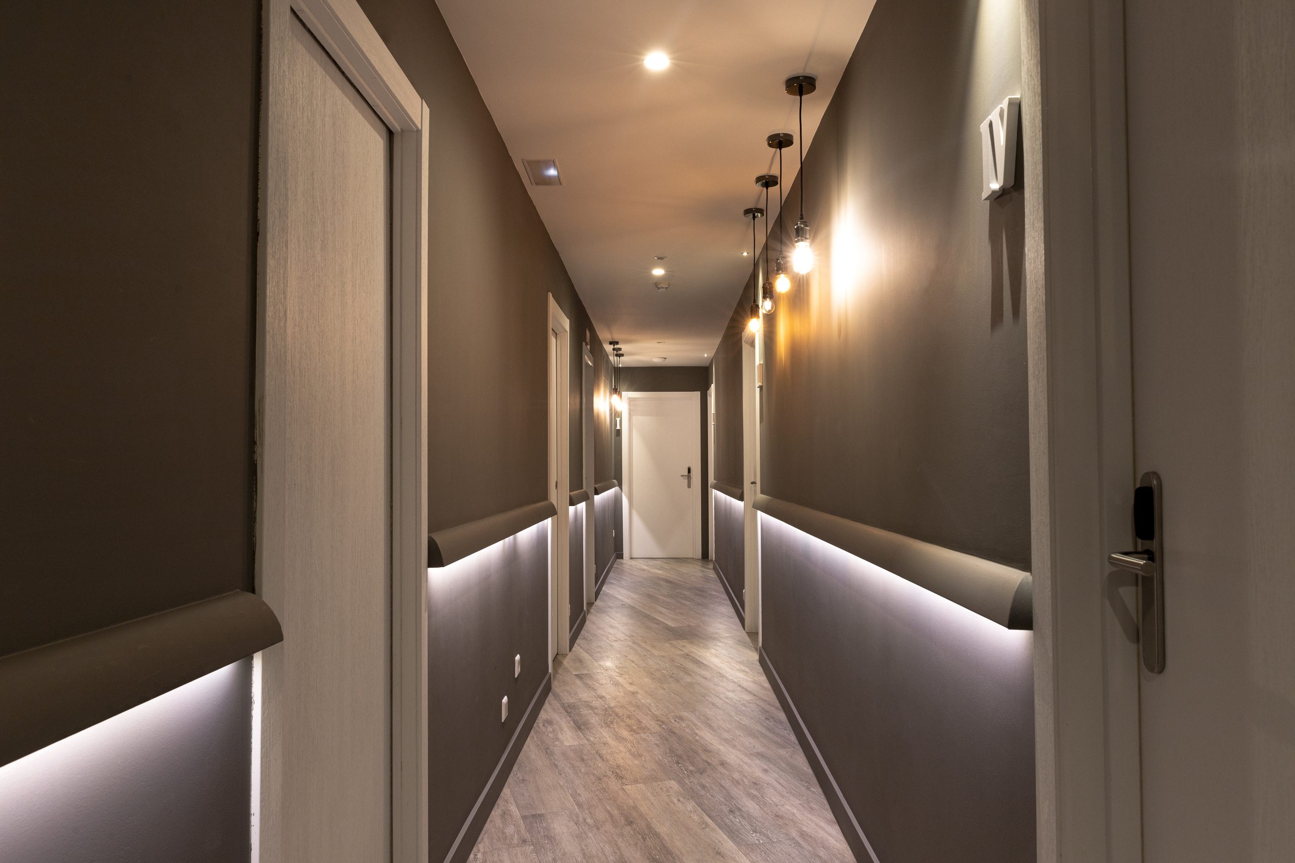 Corridoio di un hotel con porte gestite dal controllo accessi multi-operatore LabKey