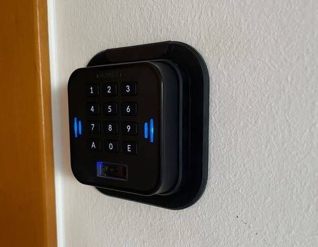 Controllo accessi con staffa antiscasso