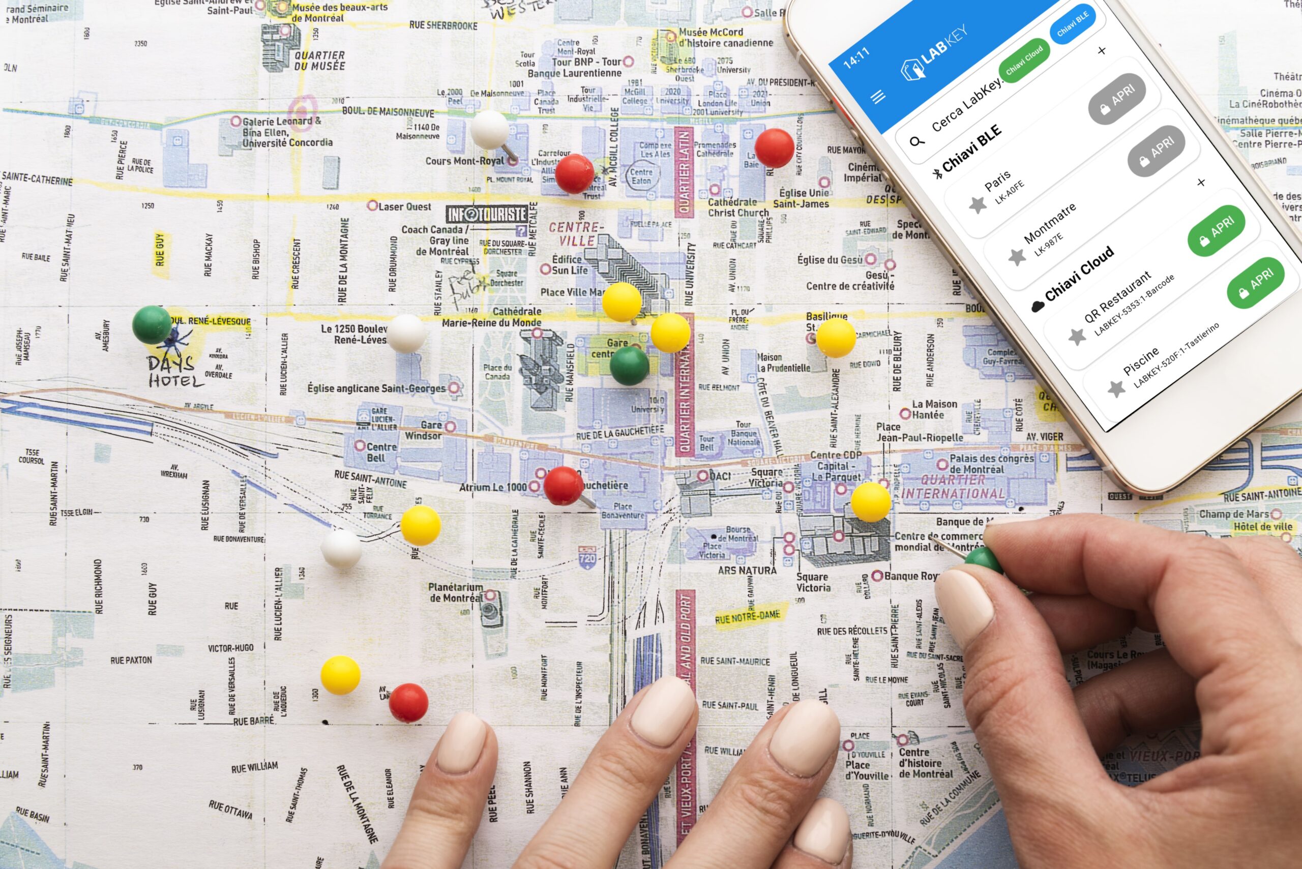 Mappa con le sedi di un'azienda e smartphone con l'app LabKey per il controllo accessi di sedi estere