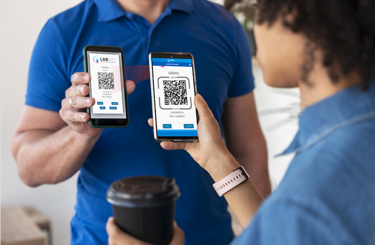 Operatrice che scansiona con lo smartphone il QR code di un ospite per l'accredito